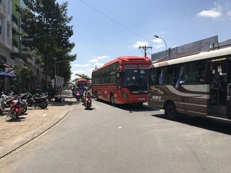 “Né” kẹt xe, rất đông phương tiện chạy vào đường Phạm Hùng, đường Phan Văn Đáng (Phường 9- TP Vĩnh Long)