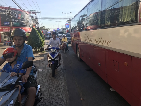 Chiếm gần hết phần đường đường Nguyễn Huệ, buộc các xe máy phải chạy trên vỉa hè.