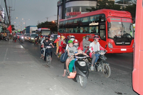 Đoạn đường Phạm Hùng (Phường 9- TP Vĩnh Long) xe vẫn còn đông nghẹt.