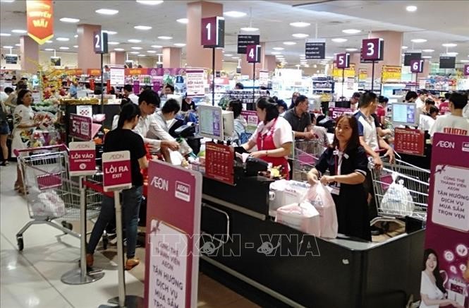 Người dân đến mua sắm tại siêu thị Aeon Mall Bình Dương. Ảnh: Hải Âu/TTXVN