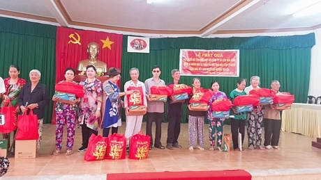 Nghệ sĩ Lệ Thủy trao quà cho người khiếm thị có hoàn cảnh khó khăn ở huyện Trà Ôn.