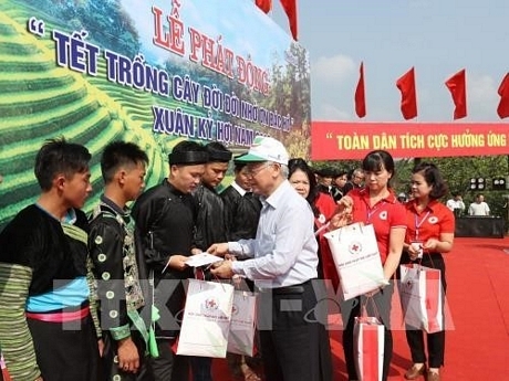Tổng Bí thư, Chủ tịch nước Nguyễn Phú Trọng tặng 200 suất quà cho đồng bào nghèo, khó khăn của huyện Trấn Yên. Ảnh: TTXVN