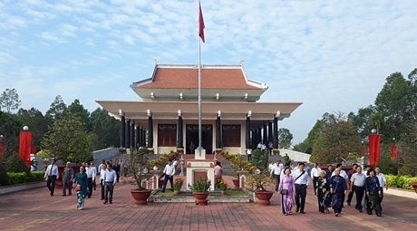 Khu lưu niệm cố Chủ tịch HĐBT Phạm Hùng thu hút đông nhân dân và các đoàn du khách trong và ngoài tỉnh đến thắp hương dịp Tết Kỷ Hợi 2019.