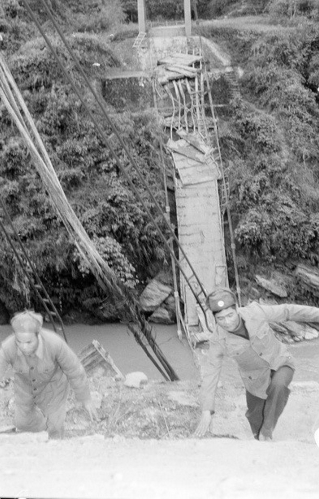 Cầu treo của huyện Xín Mần, tỉnh Hà Tuyên bị đạn pháo của địch bắn hỏng nặng. (Ảnh: Minh Điền/TTXVN)