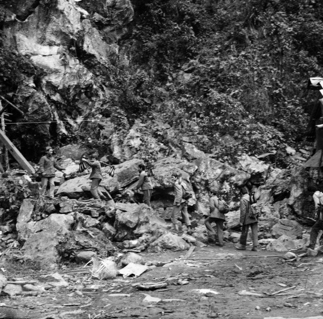 Chiến sỹ đoàn X tải đạn lên điểm tựa Hà Tuyên. (Ảnh: Minh Lộc/TTXVN)