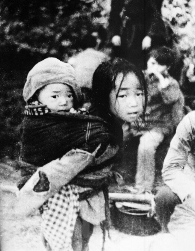 Hai chị em cháu Hoàng Thị Bến (xã Nà Sác, huyện Hà Quảng, tỉnh Cao Bằng) có cha mẹ bị địch giết hại, tháng 2/1979. (Ảnh: Mạnh Thường/TTXVN)