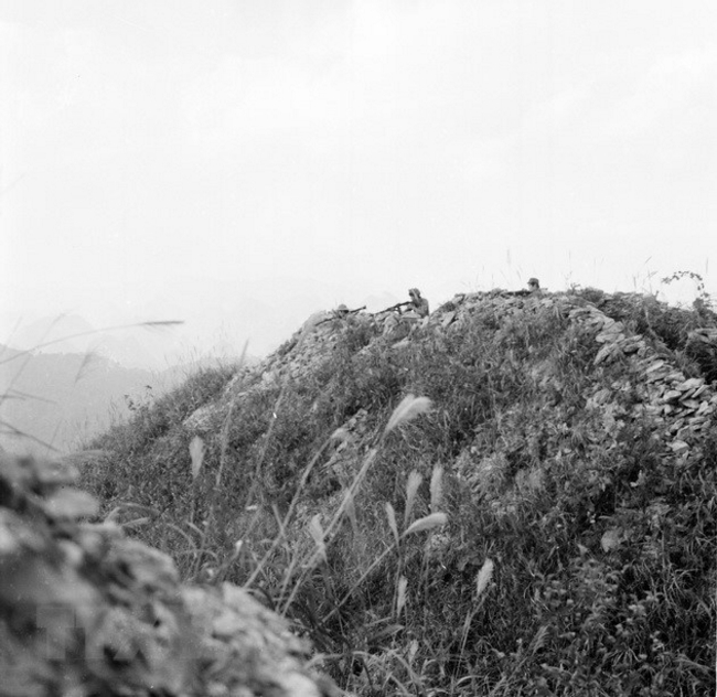 Các chiến sỹ trên điểm cao 1911 mặt trận Hà Tuyên sẵn sàng chiến đấu bảo vệ biên giới của Tổ quốc. (Ảnh: Minh Lộc/TTXVN)