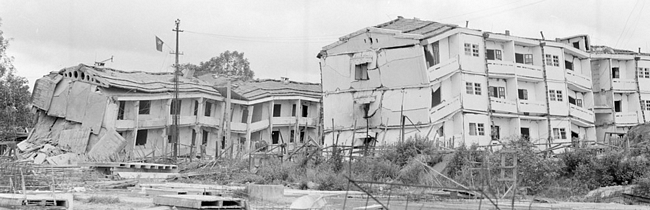 Khu nhà lắp ghép 4 tầng của cán bộ, công nhân tại thị xã Lào Cai, tỉnh Hoàng Liên Sơn (nay thuộc tỉnh Lào Cai) bị địch dùng mìn đánh phá. (Ảnh: Phùng Triệu/TTXVN)
