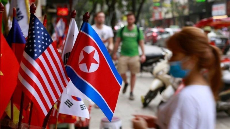 Cờ Mỹ và Triều Tiên đã được bày bán tại các cửa hàng ở Hà Nội. Ảnh: AP 