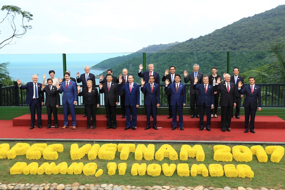 Các nhà lãnh đạo dự Hội nghị cấp cao APEC chụp ảnh lưu niệm tại Đà Nẵng vào tháng 11/2017. Ảnh: apec.org