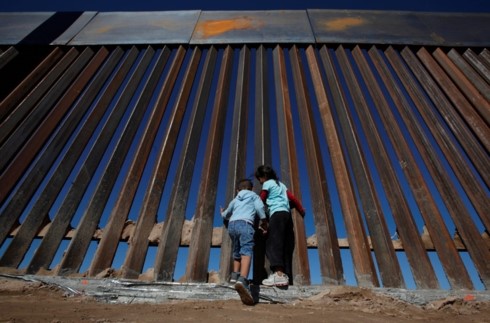 Một đoạn hàng rào biên giới mới được dựng giữa Mỹ và Mexico. Ảnh: PBS