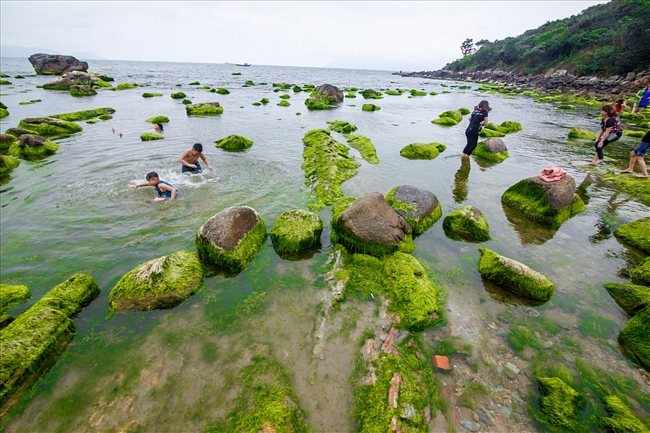 Bãi đá rạn Nam Ô cũng là nơi lý tưởng để các nhiếp ảnh tạo nên những tác phẩm tuyệt đẹp.