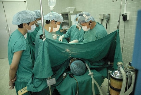 Một ca phẫu thuật thẩm mỹ ngực tại bệnh viện.