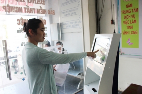 NLĐ bấm số thứ tự để được kết nối việc làm tại Trung tâm Dịch vụ việc làm tỉnh.