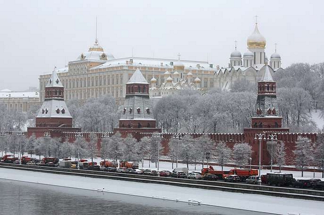 Xe cộ và xe dọn tuyết lưu thông dọc đường Kremlyovskaya ở Moskva sau trận mưa tuyết hôm 13/2. Ảnh: TASS