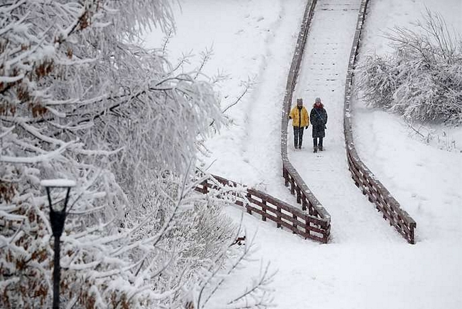 Người dân đi lại trên những lối đi trắng tuyết ở quận Ramenki. Ảnh: TASS