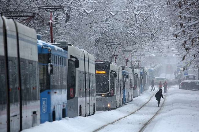 Những toa xe điện chạy dưới cơn mưa tuyết gần nhà ga tàu điện ngầm Shchukinskaya. Ảnh: TASS