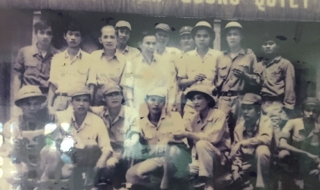 Ông Lâm Văn Thành (hàng ngồi, thứ 3 từ phải sang) chụp ảnh cùng các đồng đội khi đang phục vụ trong biên chế Tiểu đoàn Cửu Long A. Ảnh tư liệu chụp lại