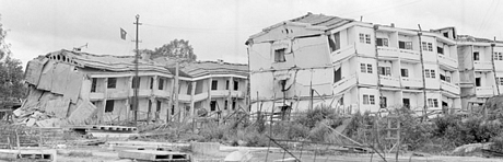Khu nhà lắp ghép 4 tầng của cán bộ, công nhân thị xã Lào Cai, tỉnh Hoàng Liên Sơn (nay thuộc tỉnh Lào Cai) bị địch dùng mìn đánh phá. (Ảnh: Phùng Triệu/TTXVN)