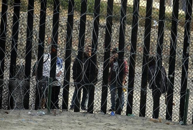 Dòng người di cư tại khu vực biên giới Mỹ-Mexico ở San Diego, bang California (Mỹ) ngày 18/11/2018. (Ảnh: AFP/TTXVN)