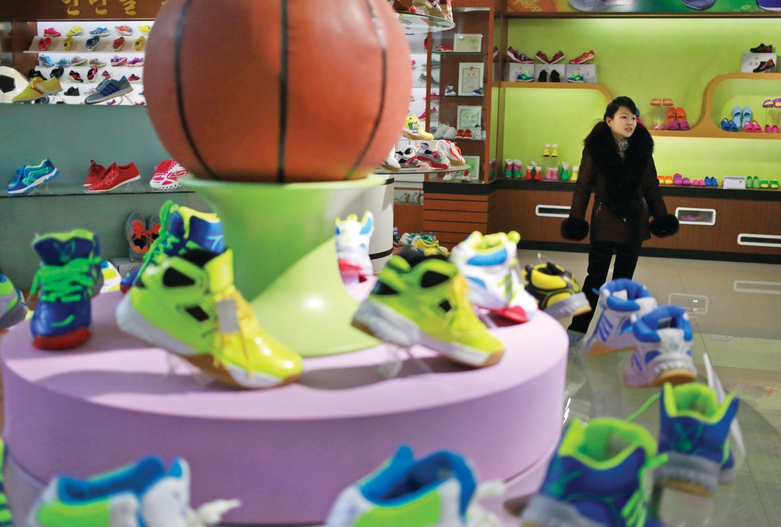 Một cửa hàng giày ở Triều Tiên. Ảnh: AP