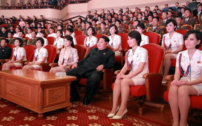 Chủ tịch Kim Jong-un và phu nhân (ngồi sát bên phải ông) chụp ảnh cùng ban nhạc Moranbong. Ảnh: EPA