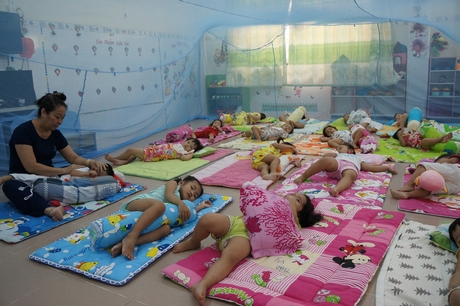 Trường Mầm non Huỳnh Kim Phụng (Phường 1- TP Vĩnh Long) cho trẻ ngủ mùn phòng bệnh sốt xuất huyết.