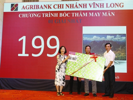 Khách hàng trúng giải nhất ở Hòa Phú (Long Hồ).