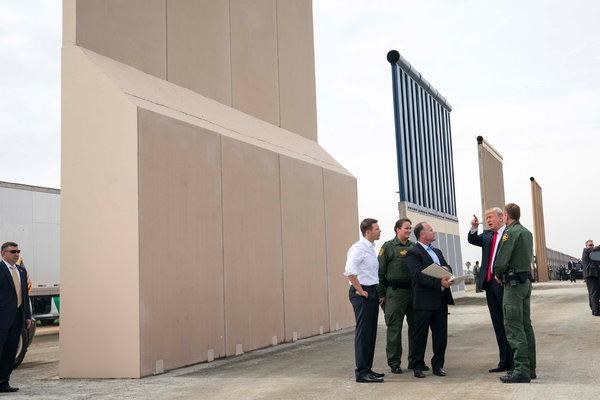 Tổng thống Trump xem mẫu tường biên giới ở San Diego hồi tháng 3/2018. Ảnh: New York Times