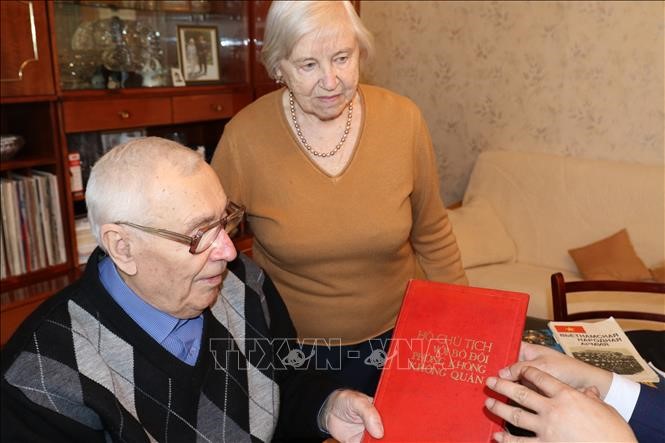 Ông bà Ivashko giới thiệu cuốn sách quý về Hồ Chủ tịch. Ảnh: Hồng Quân/TTXVN