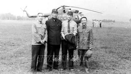 Thiếu tướng Viktor Demyanenko (thứ hai từ phải sang) cùng các đồng đội Việt Nam, tháng 3/1981. Ảnh do nhân vật cung cấp, TTXVN phát