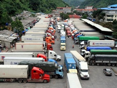 Các container chở hàng hóa tập kết tại bãi xe ở cửa khẩu Tân Thanh chờ làm thủ tục để xuất khẩu qua biên giới. Ảnh: Thái Thuần-TTXVN