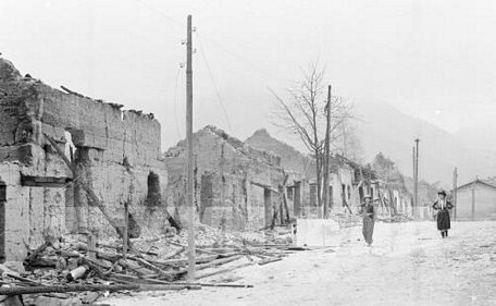    Nhà cửa, đường phố ở thị trấn Phó Bảng (huyện Đồng Văn- Hà Tuyên) bị đạn pháo của đối phương tàn phá trong ngày 8- 9/3/1979.