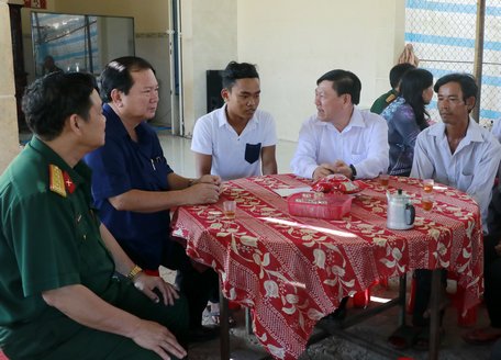 Đồng chí Trần Văn Rón- Ủy viên BCH Trung ương Đảng, Bí thư Tỉnh ủy- đến thăm và động viên thanh niên Kim Minh Hậu.