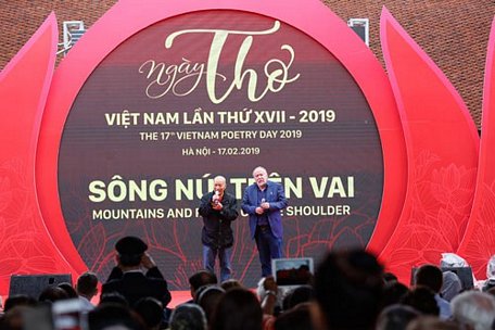 Các đại biểu tham gia giao lưu trong Ngày thơ Việt Nam lần thứ 17 Ảnh: Thương Nguyệt