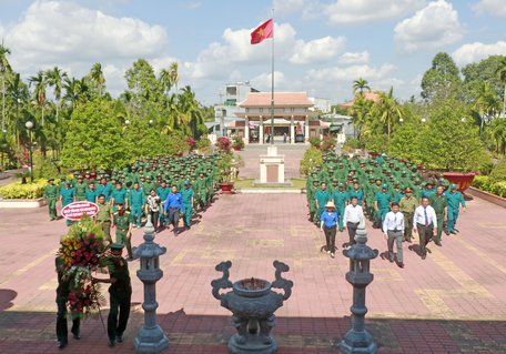 Tân binh huyện Long Hồ đến viếng Khu tưởng niệm cố Chủ tịch HĐBT Phạm Hùng.