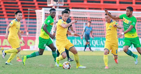 Chia tay Sông Lam Nghệ An, trung vệ Quế Ngọc Hải về Viettel tại mùa giải 2019.