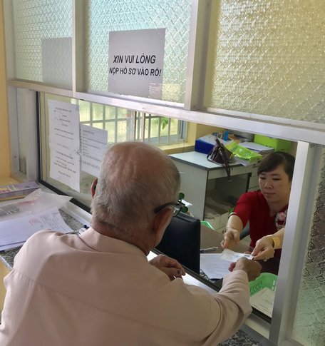Người dân lân cận đến cơ quan BHXH huyện Trà Ôn làm thủ tục nhận thẻ BHYT.
