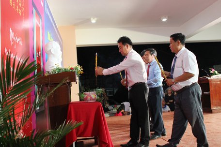 Ông Lữ Quang Ngời- Ủy viên Thường vụ Tỉnh ủy, Phó Chủ tịch UBND tỉnh cùng các đại biểu dâng hương bàn thờ Chủ tịch Hồ Chí Minh.
