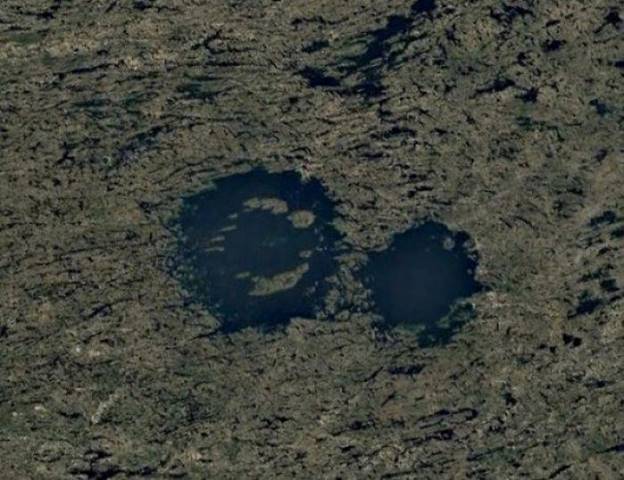 Hồ Lac a l’Eau Claire ở Canadian Shield. Có giả thiết cho rằng hồ được tạo thành từ 2 sự va chạm diễn ra cùng một lúc bởi một thiên thạch bị tách ra làm đôi. Những cũng có giả thiết cho rằng nó được tạo thành từ 2 va chạm cách nhau khoảng 200 triệu năm.