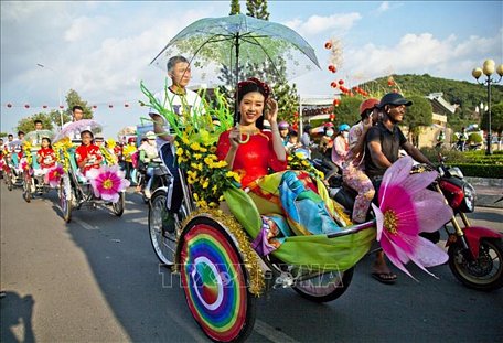 Á hậu Việt Nam Thúy An tham gia diễu hành xe hoa qua các tuyến đường chính của thành phố Hà Tiên chào mừng Lễ hội Tao đàn Chiêu Anh Các. Ảnh: Hồng Đạt/TTXVN