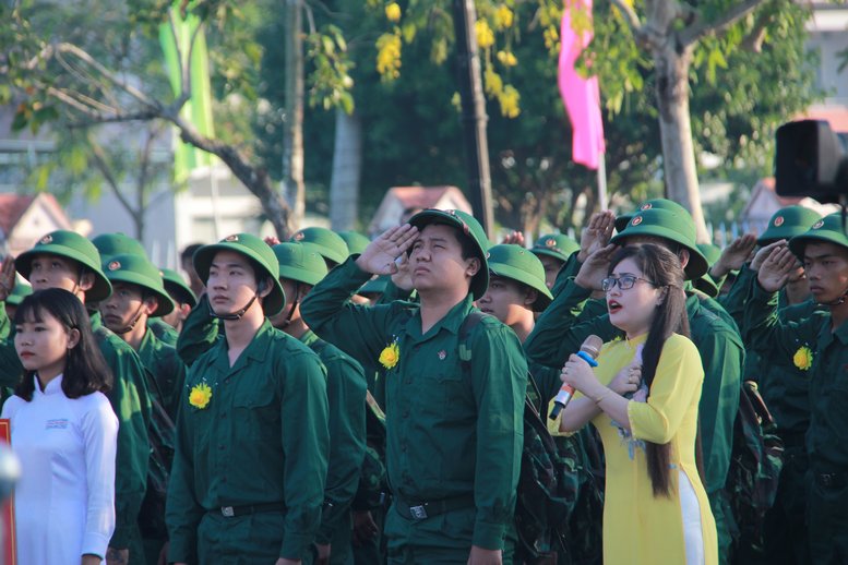 Trong trang phục màu xanh áo lính, tân binh TX Bình Minh hát vang bài Quốc ca, thể hiện quyết tâm hoàn thành xuất sắc nhiệm vụ được giao.