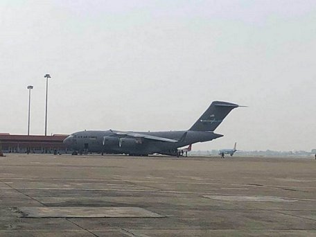  May bay vận tải hạng nặng chở đồ dùng, phương tiện phục vụ Tổng thống Mỹ hạ cánh tại Nội Bài