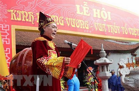 Nghi thức đọc trúc văn tại Lễ hội Kinh Dương Vương (huyện Thuận Thành, tỉnh Bắc Ninh). (Ảnh: Diệp Trương/TTXVN)