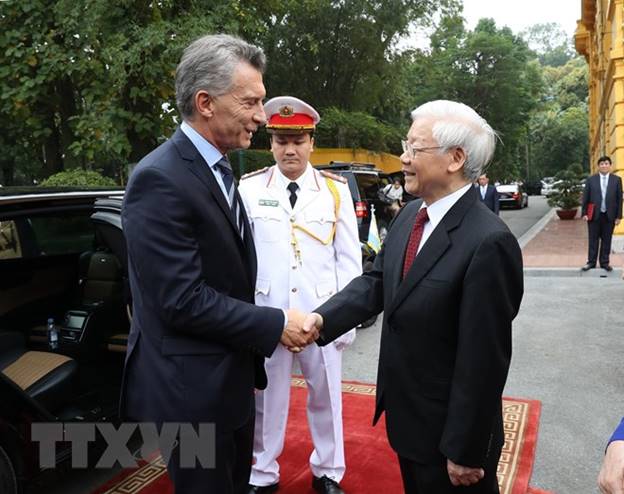Tổng Bí thư, Chủ tịch nước Nguyễn Phú Trọng đón Tổng thống Argentina Mauricio Macri. (Ảnh: Trí Dũng/TTXVN)