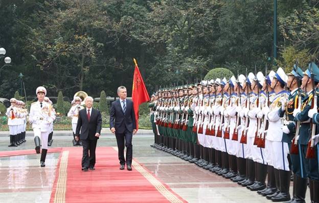 Tổng Bí thư, Chủ tịch nước Nguyễn Phú Trọng và Tổng thống Argentina Mauricio Macri duyệt đội danh dự Quân đội Nhân dân Việt Nam. (Ảnh: Trí Dũng/TTXVN)