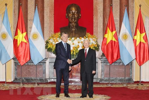 Tổng Bí thư, Chủ tịch nước Nguyễn Phú Trọng và Tổng thống Cộng hòa Argentina Mauricio Macri tại lễ đón. (Ảnh: Trí Dũng/TTXVN)