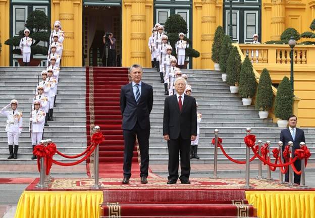 Tổng Bí thư, Chủ tịch nước Nguyễn Phú Trọng và Tổng thống Argentina Mauricio Macri trên bục danh dự. (Ảnh: Trí Dũng/TTXVN)