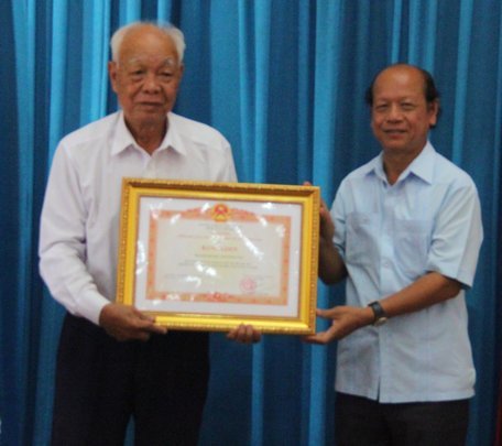 Phó Bí thư Thường trực Tỉnh uỷ, Chủ tịch HĐND tỉnh- Trương Văn Sáu trao bằng khen của Thủ tướng Chính phủ cho đại diện lãnh đạo Tỉnh hội Khuyến học. 