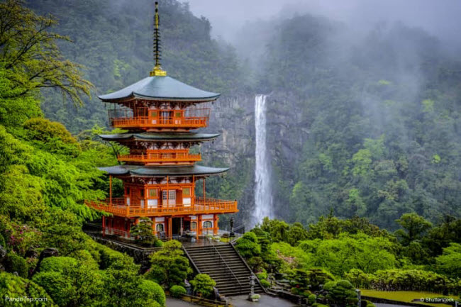 3. Thác Nachi: Một trong những phong cảnh thiên nhiên xuất hiện nhiều nhất trong nghệ thuật Nhật Bản là thác nước và nổi tiếng nhất là thác Nachi. Khu vực trở thành một trung tâm tôn giáo và tín ngưỡng từ khi Nhật Bản có cư dân đầu tiên.    Du khách có thể chiêm ngưỡng vẻ đẹp của thác Nachi từ hai đài quan sát. Điểm ở vị trí thấp hơn có giá vé 300 yen (65.000 đồng). Đài quan sát cao hơn nằm trên ngôi chùa Seiganto-ji không thu phí.